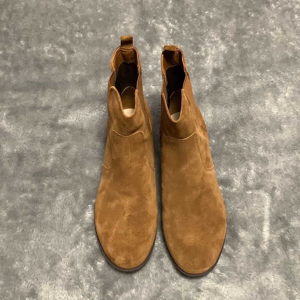 NWOT Isaac Mizrahi Live Suede  Ankle Boots. Size 9W